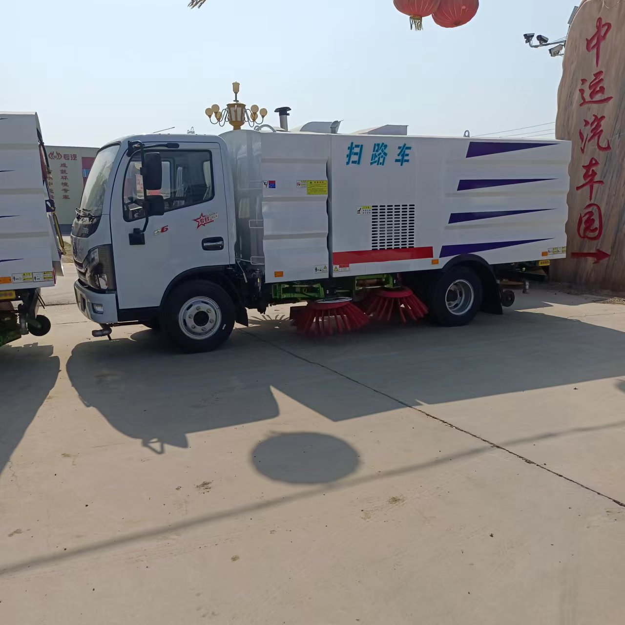 道路清掃車價格咨詢，環(huán)衛(wèi)道路清掃車，道路清掃車聯(lián)系電話【濟(jì)寧順景汽車服務(wù)有限公司】