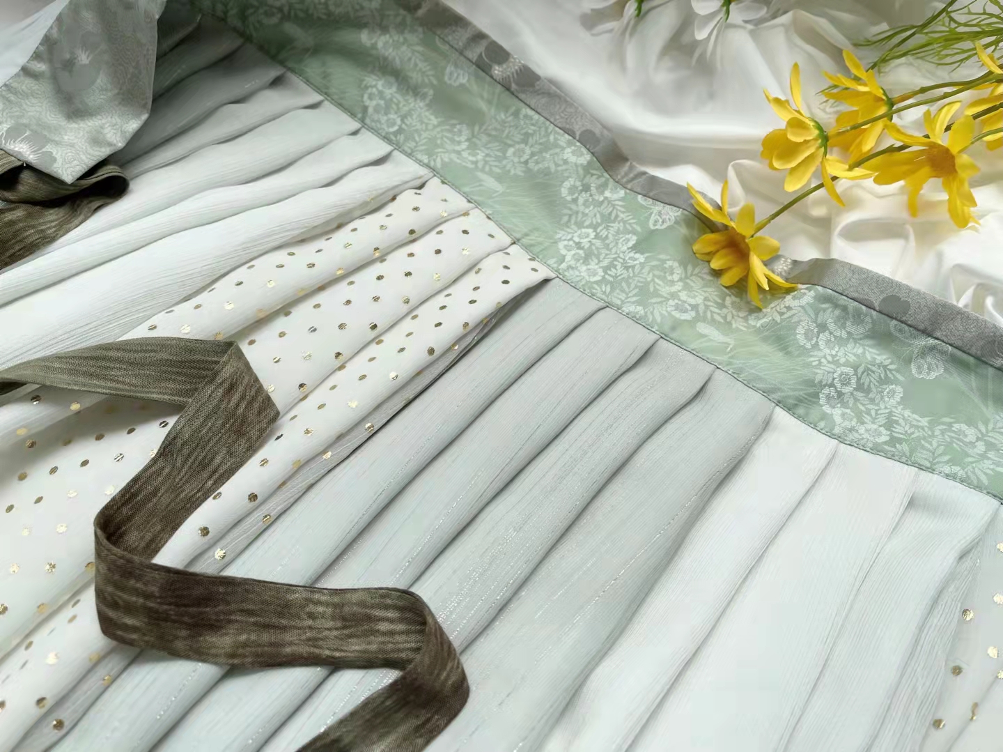 合唱服、八路紅服、村姑服、禮服