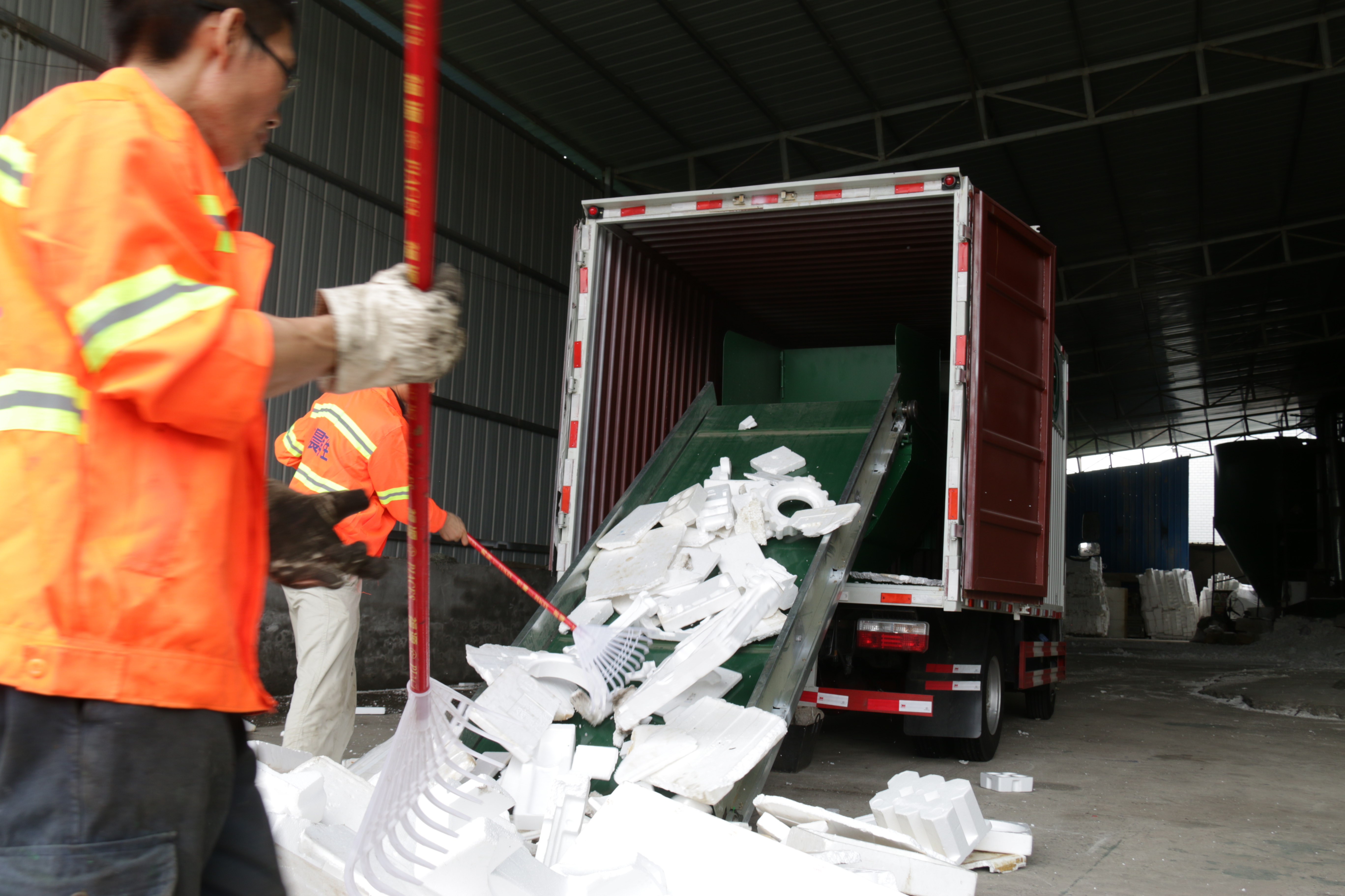 希晨 廢泡沫加工機(jī)器 機(jī)車(chē)一體流動(dòng)作業(yè) 泡沫加工車(chē)
