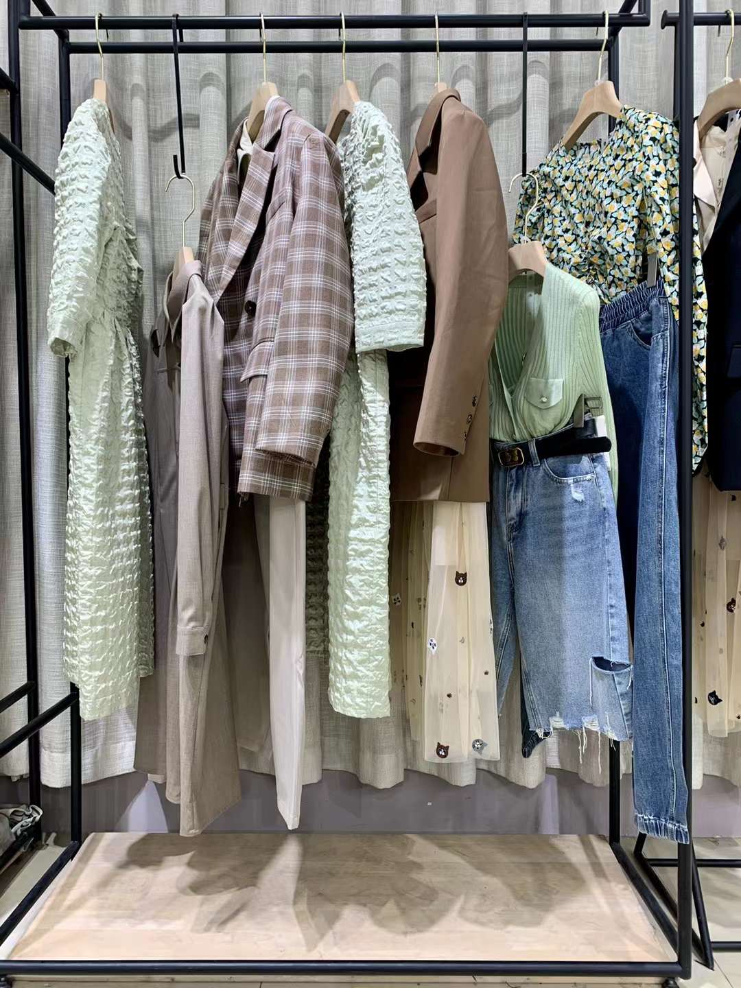 國內(nèi)知 名品牌 伊納芙 2022春品牌女裝折扣尾貨庫存批發(fā)渠道