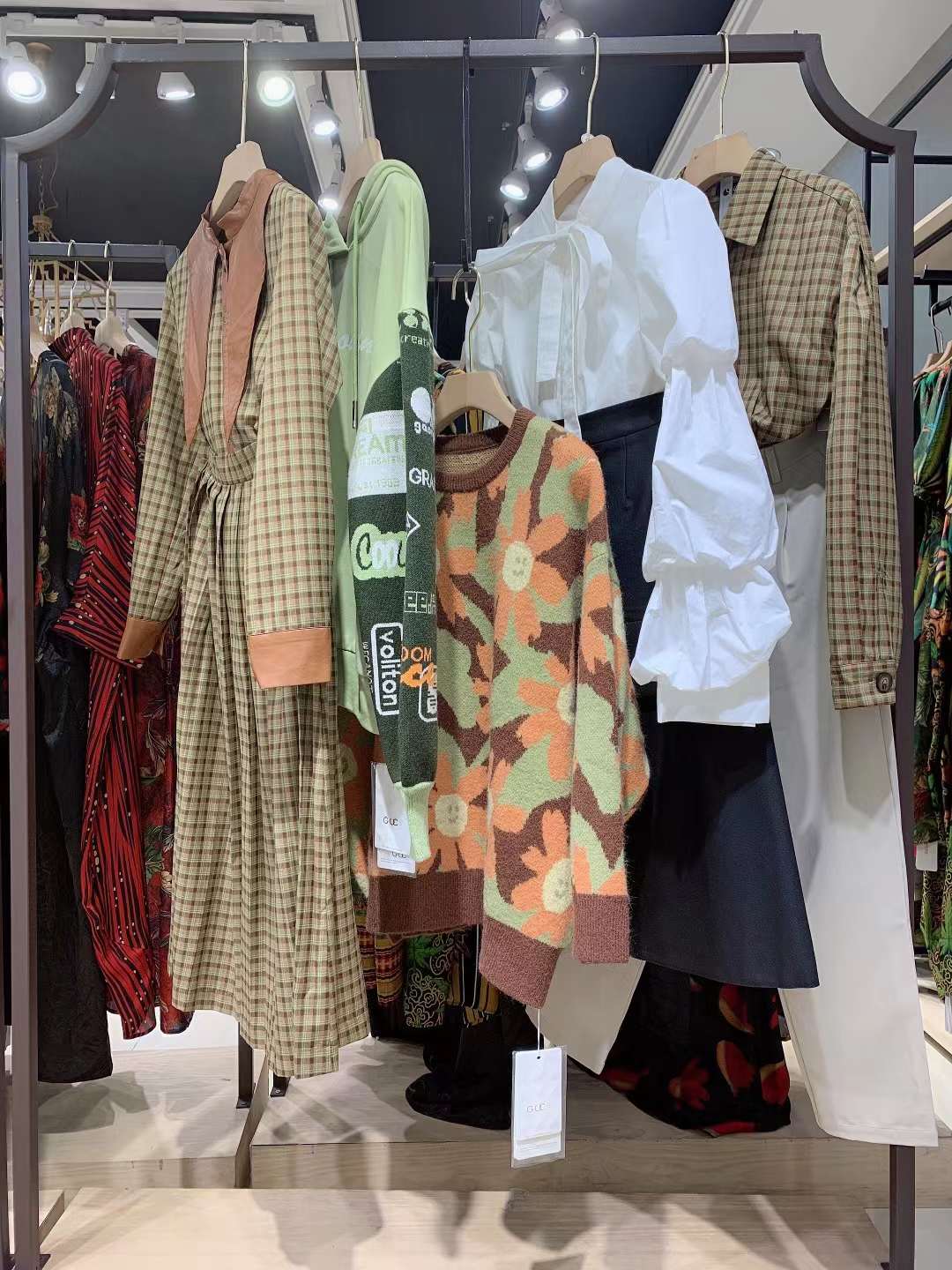 香港高端 品牌 紀優(yōu)希2022秋冬品牌女裝折扣店尾貨貨源批發(fā)