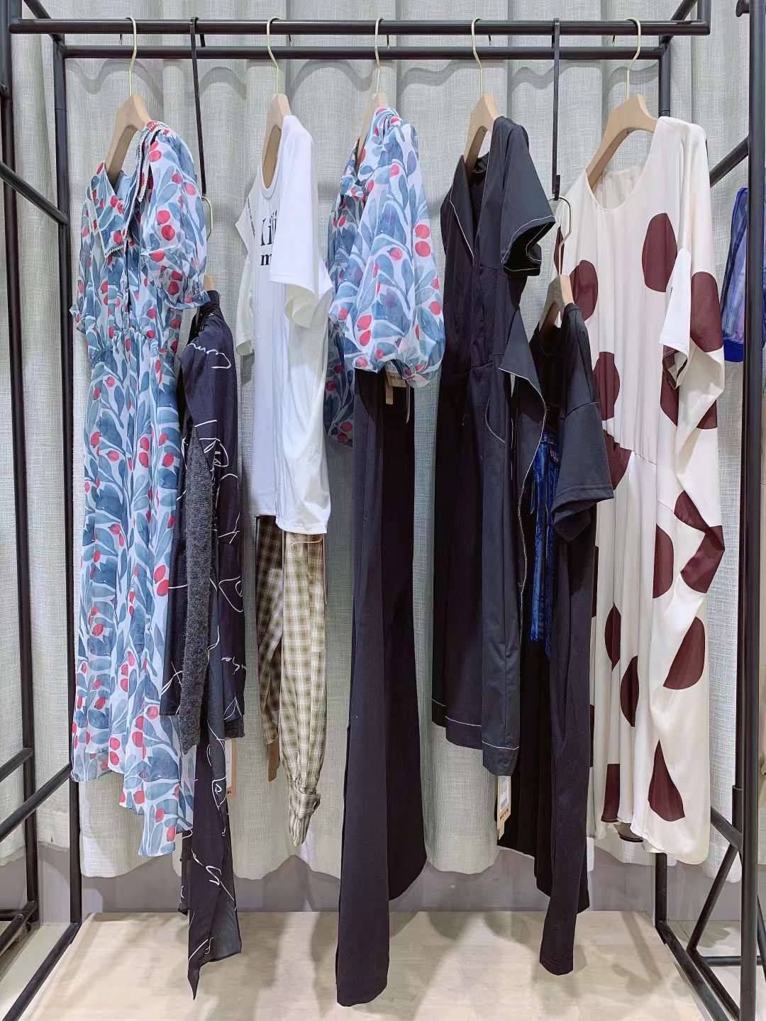 時(shí)尚潮流品牌 音色2022春品牌折扣女裝尾貨庫(kù)存一手貨源批發(fā)
