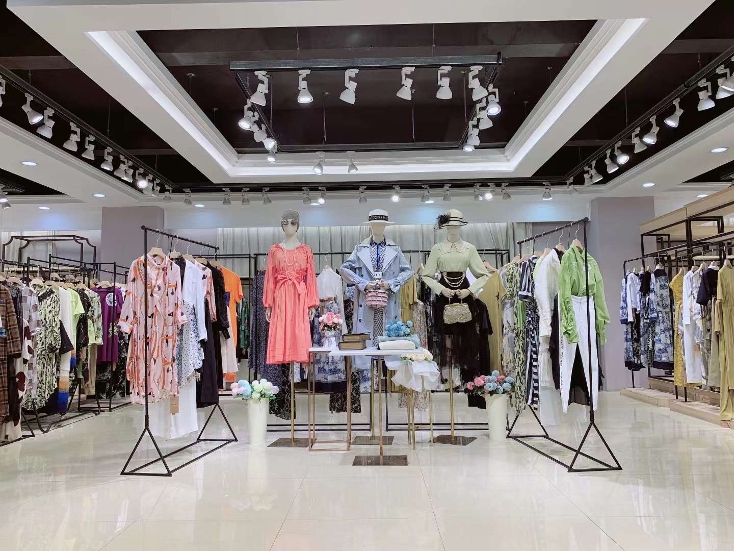 時(shí)尚潮流品牌 音色2022春品牌折扣女裝尾貨庫(kù)存一手貨源批發(fā)