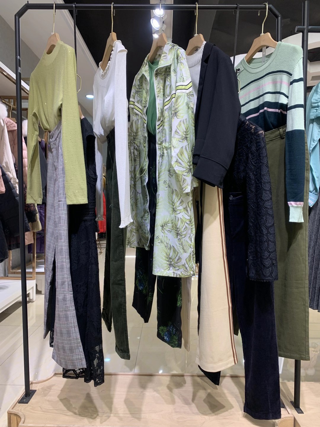 高端 品牌 蒂梵茜 2022輕奢大  牌品牌女裝折扣尾貨貨源批發(fā)