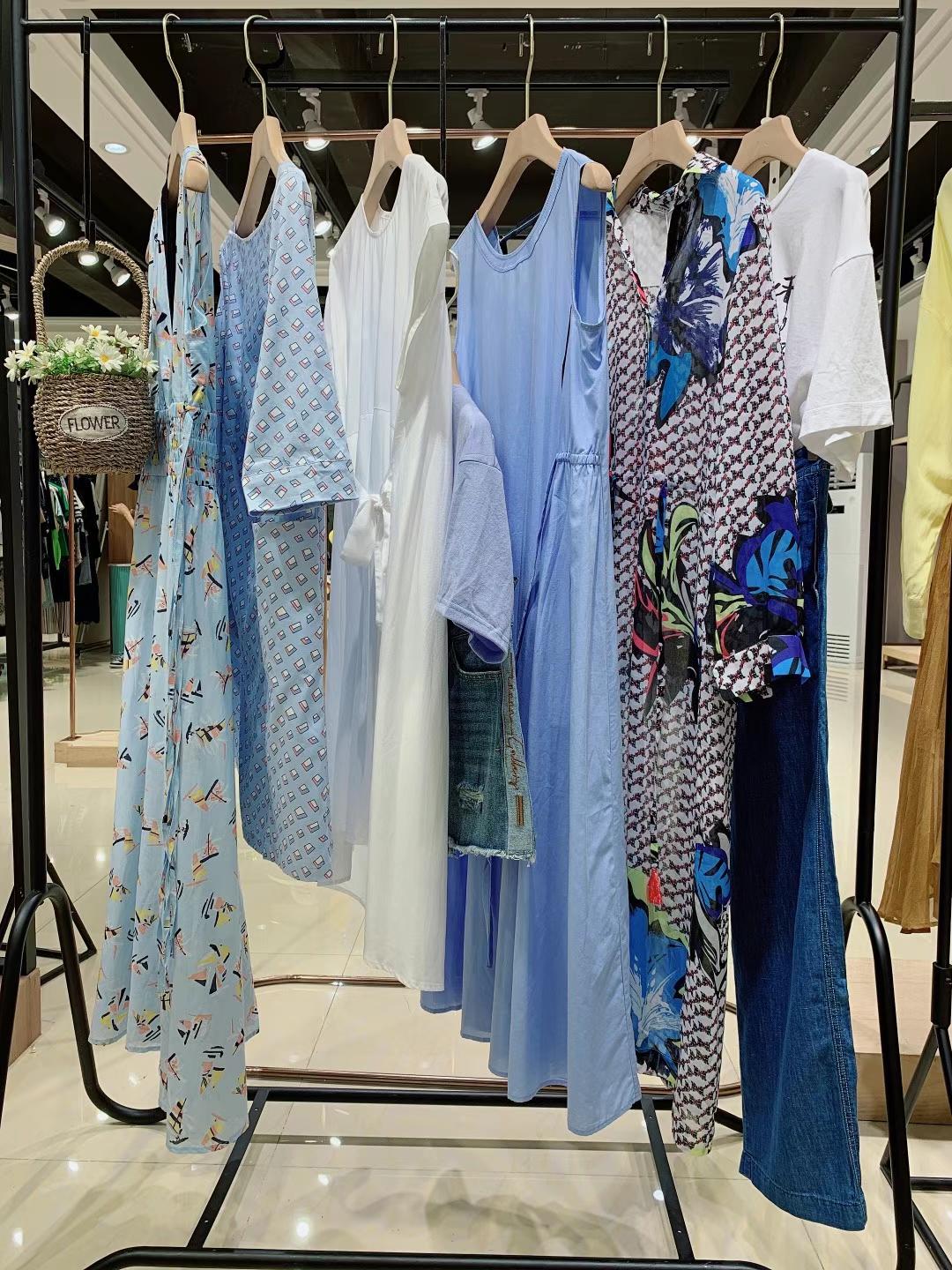國內(nèi)品牌梵凱2022夏品牌女裝折扣尾貨工廠一手貨源批發(fā)