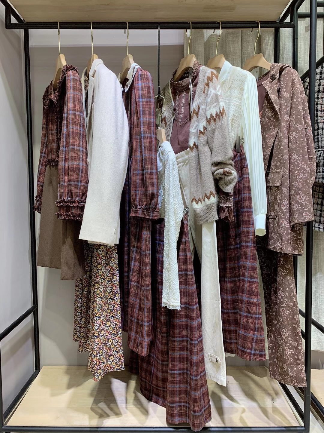 深圳受歡迎品牌芭依璐2022 品牌折扣女裝尾貨庫(kù)存批發(fā)