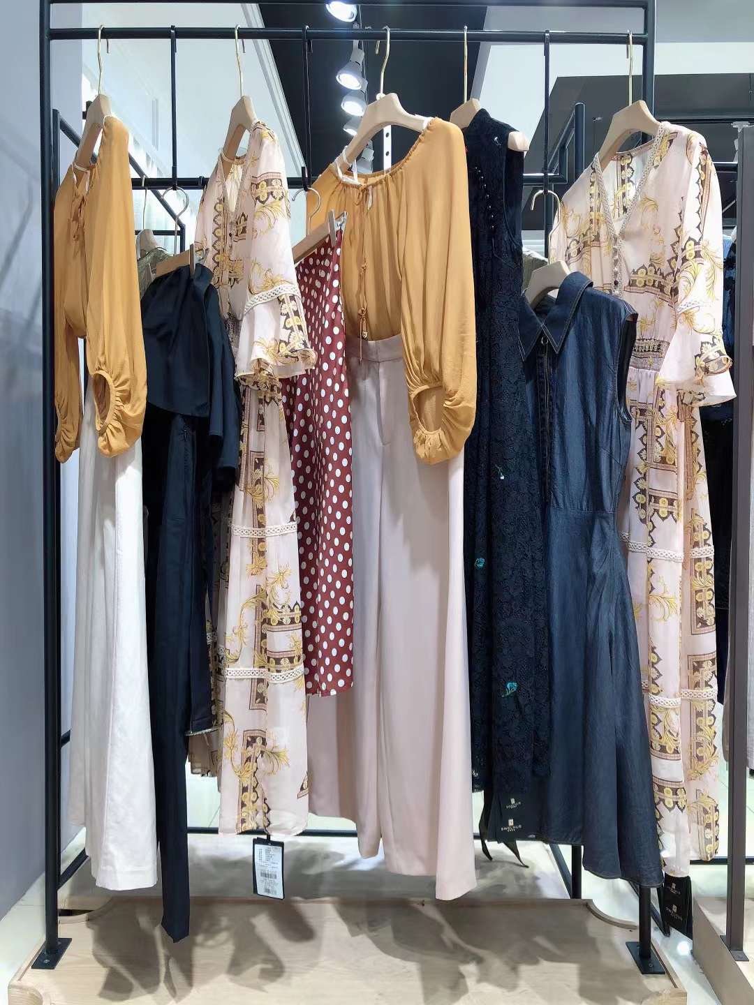 實(shí)體店直播間品牌女裝西納維思22夏品牌尾貨服裝批批發(fā)工廠直 批商務(wù)領(lǐng)白女裝貨源尾貨