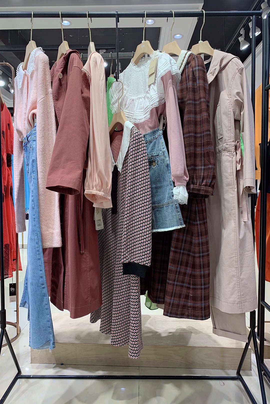 香港知 名品牌芭依璐2022品牌折扣女裝尾貨電商實(shí)體店拿貨渠道