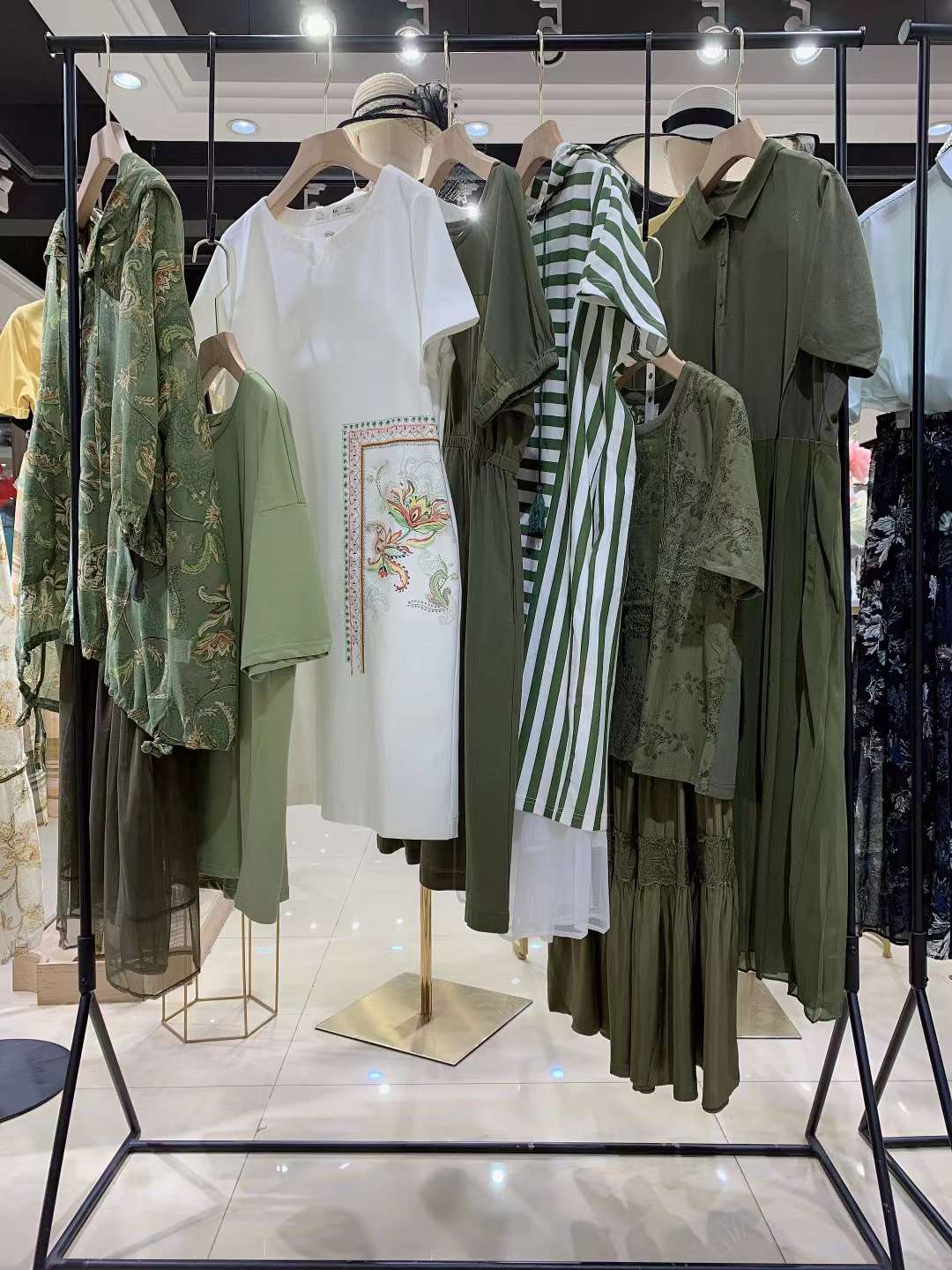 知 名女裝麗迪莎22夏女裝折扣尾貨電商直播進(jìn)貨渠道