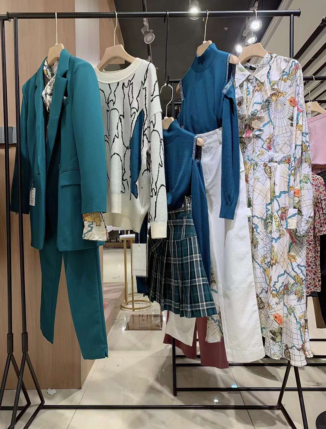 【紀(jì)優(yōu)?！?022秋冬女裝品牌折扣批發(fā)進(jìn)貨渠道 羽絨服大件超30%