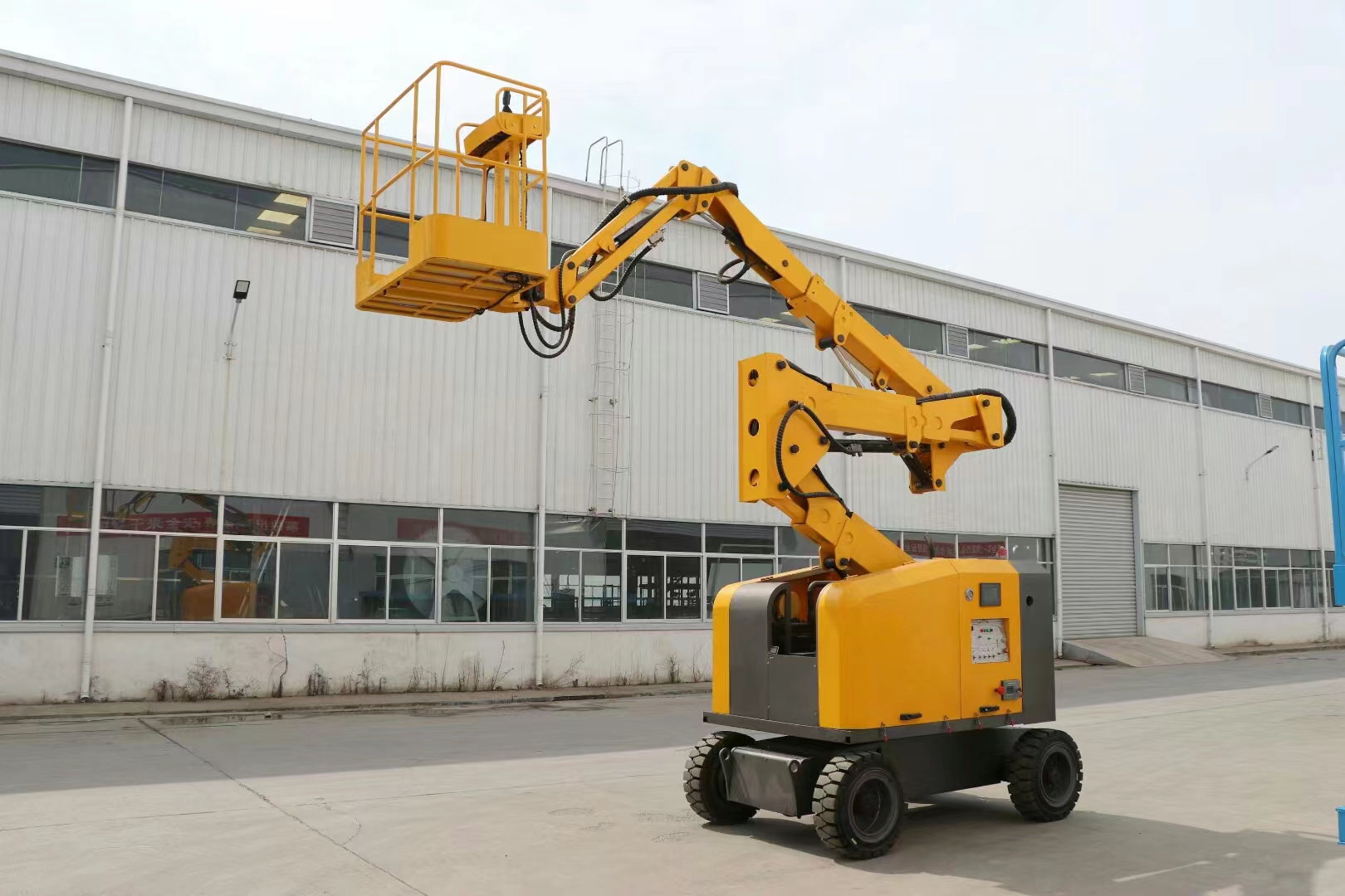 江蘇自行走曲臂升降機(jī)電瓶*高空作業(yè)車安裝維修登高車