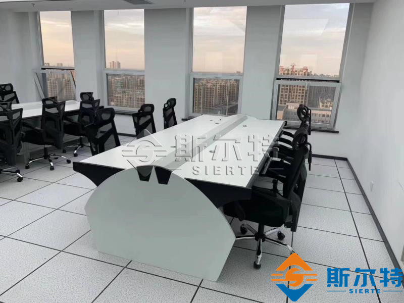 斯?fàn)柼夭僮髋_(tái)