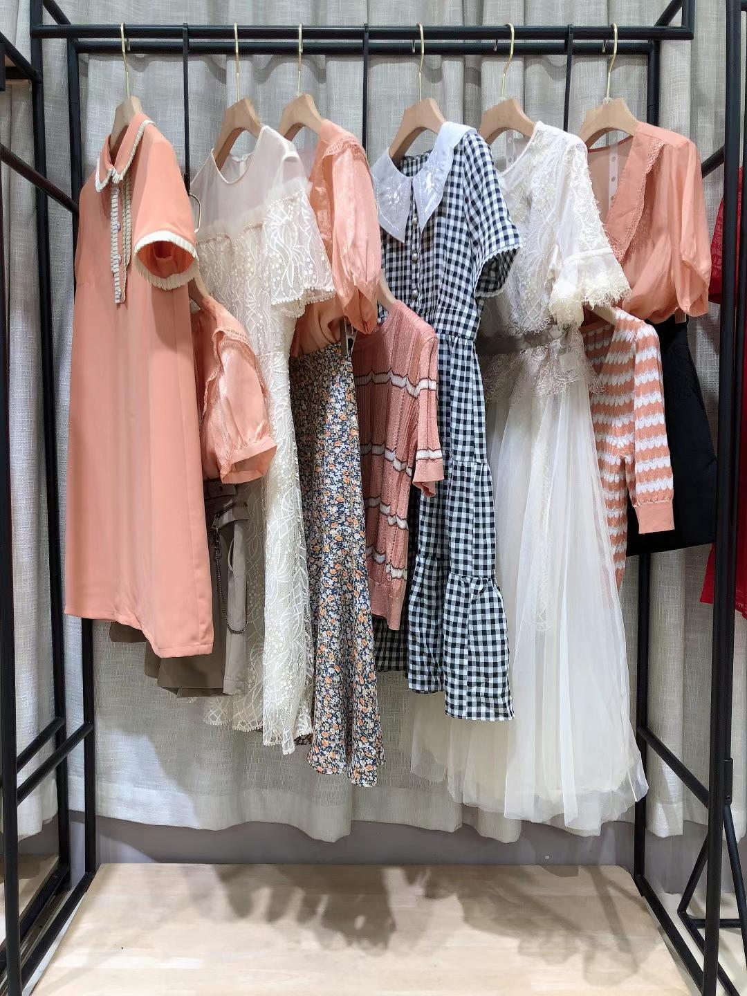 貝茜妮 品牌折扣剪標(biāo)女裝貝茜妮22品牌女裝折扣店進(jìn)貨渠道 廣州精 品女裝直 銷(xiāo)一手貨源