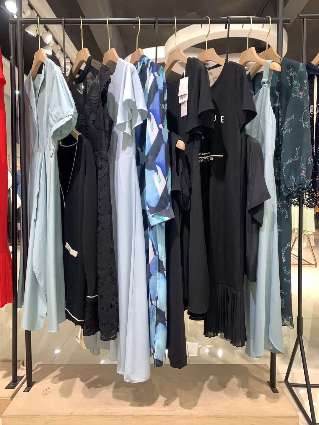 深圳品牌茉詩可可22品牌折扣店撤柜正 品女裝尾貨批發(fā)貨源 高 檔女裝打包走份撤柜