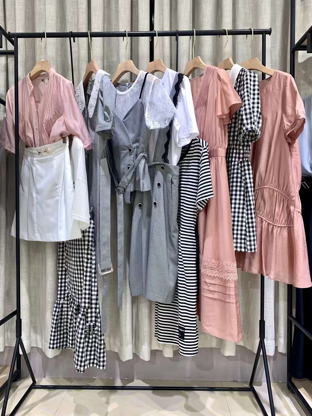 尤西子女裝直播品牌折扣批發(fā)一手貨源 杭州專柜正 品女裝貨源走份批發(fā)