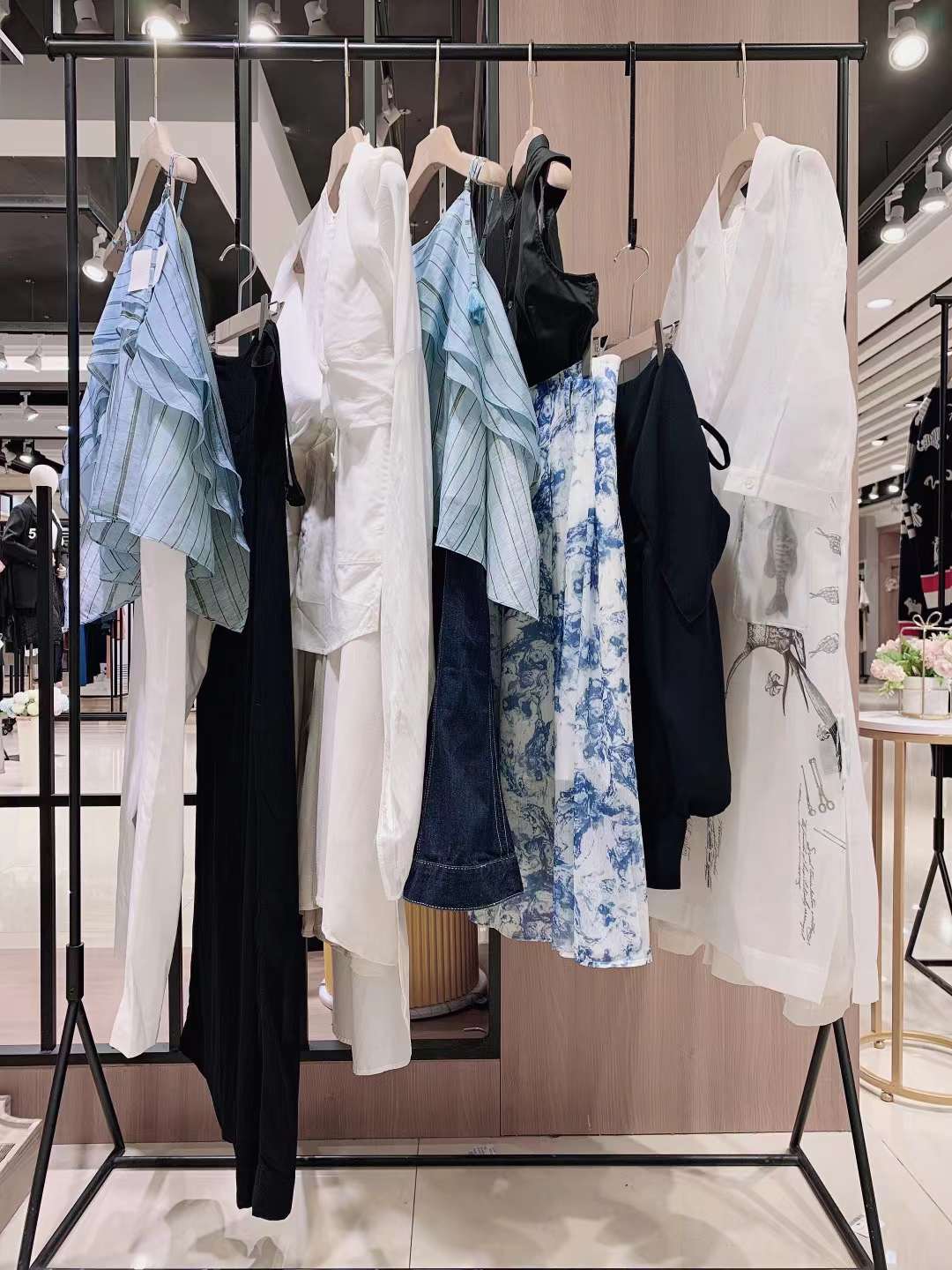 上海潮牌伊迪索2022高端 品牌女裝折扣店尾貨貨源批發(fā)市場(chǎng)