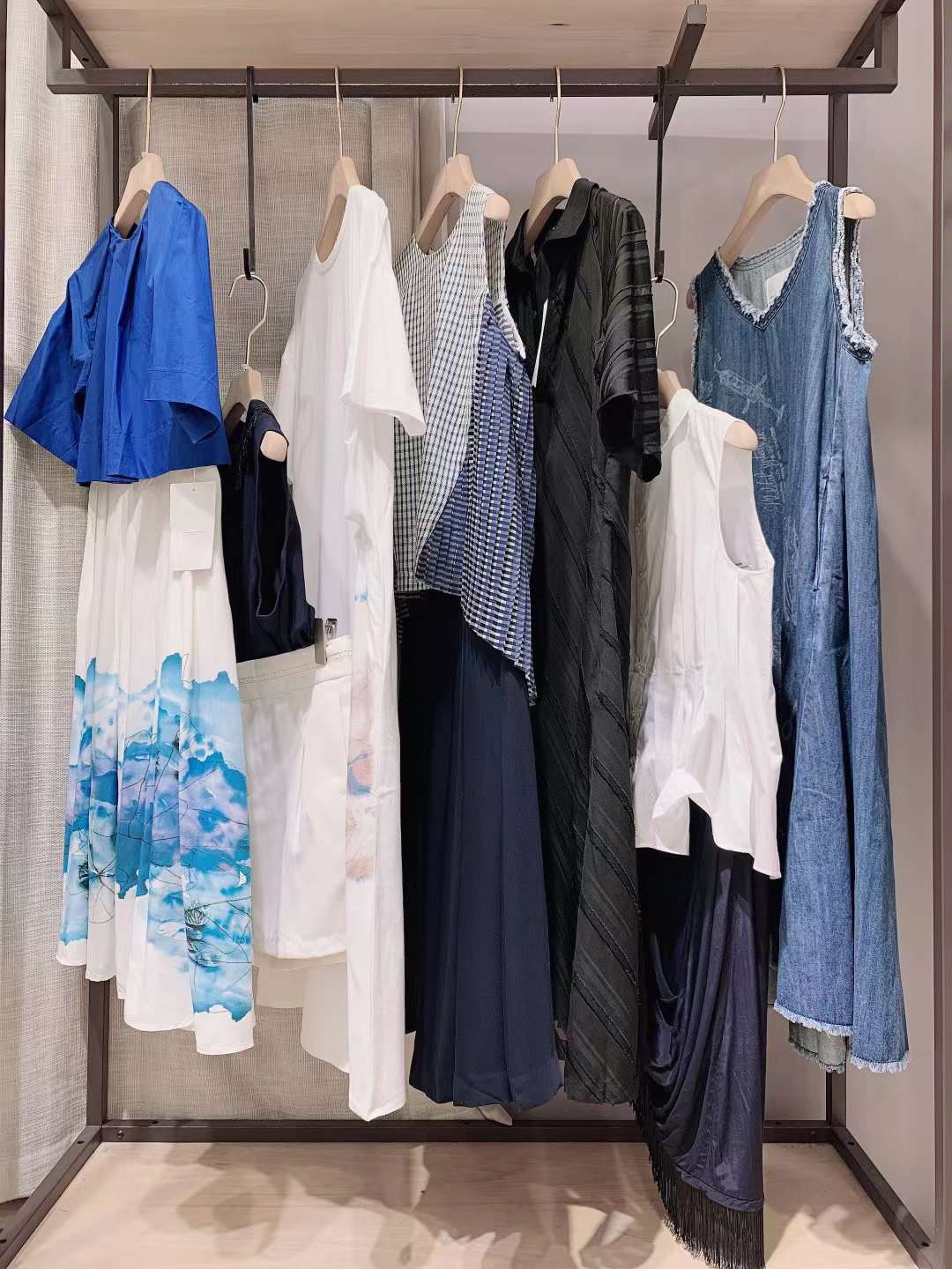 上海潮牌伊迪索2022高端 品牌女裝折扣店尾貨貨源批發(fā)市場(chǎng)