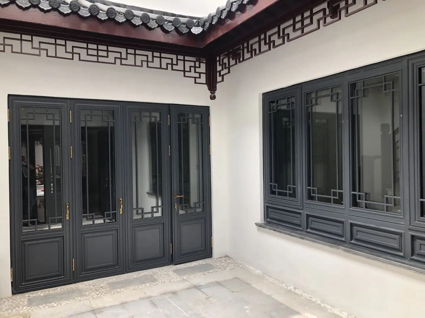 宅韻徽派仿古中式黑白經(jīng)典條格窗中空玻璃鋁合金材質(zhì)環(huán)保防腐