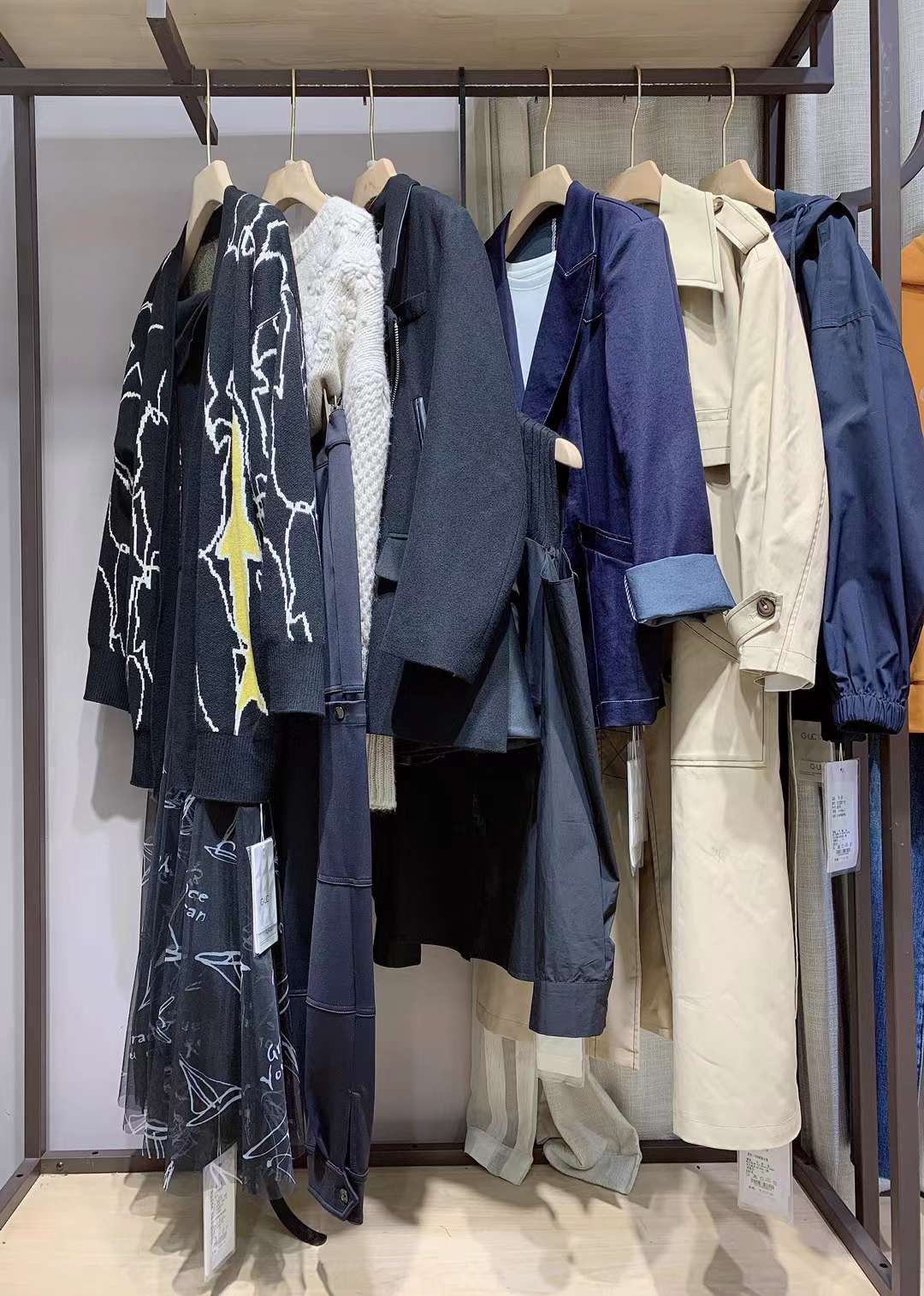 精 品女裝紀(jì)優(yōu)希2022品牌女裝折扣尾貨庫(kù)存一手貨源清倉(cāng)