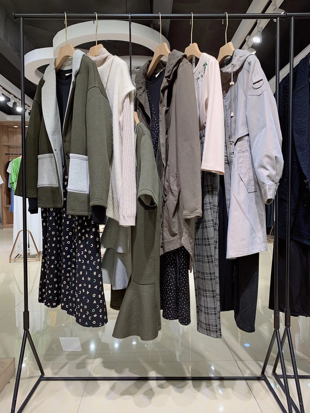 品牌莉佳麗22秋品牌女裝折扣庫存尾貨批發(fā) 三標齊全折扣女裝貨源清倉
