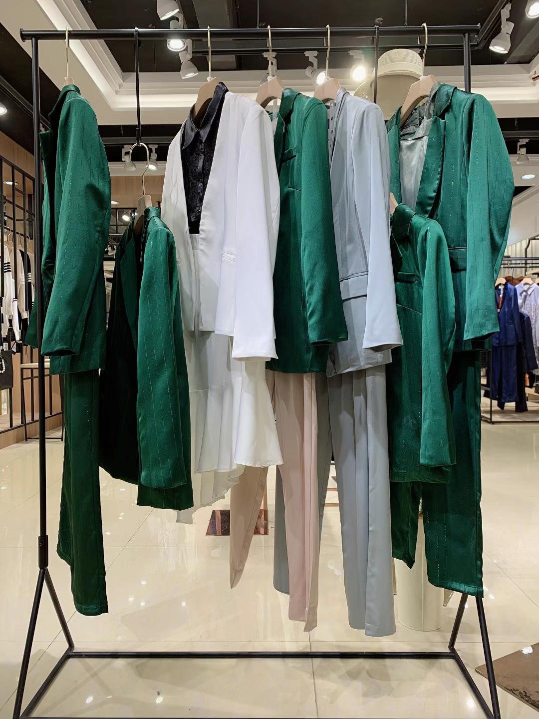 珂萊迪奧2022品牌折扣女裝店尾貨庫存一手貨源清倉供應(yīng)鏈