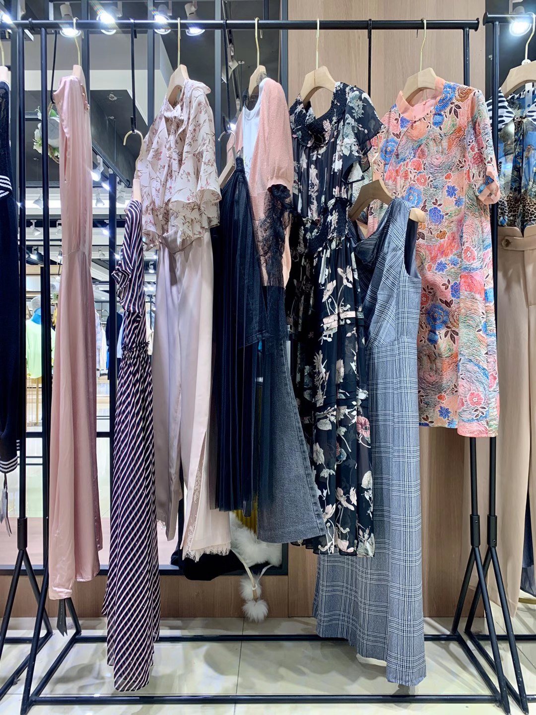 廣州知 名品牌西娜維思2022夏品牌女裝折扣店尾貨貨源批發(fā)