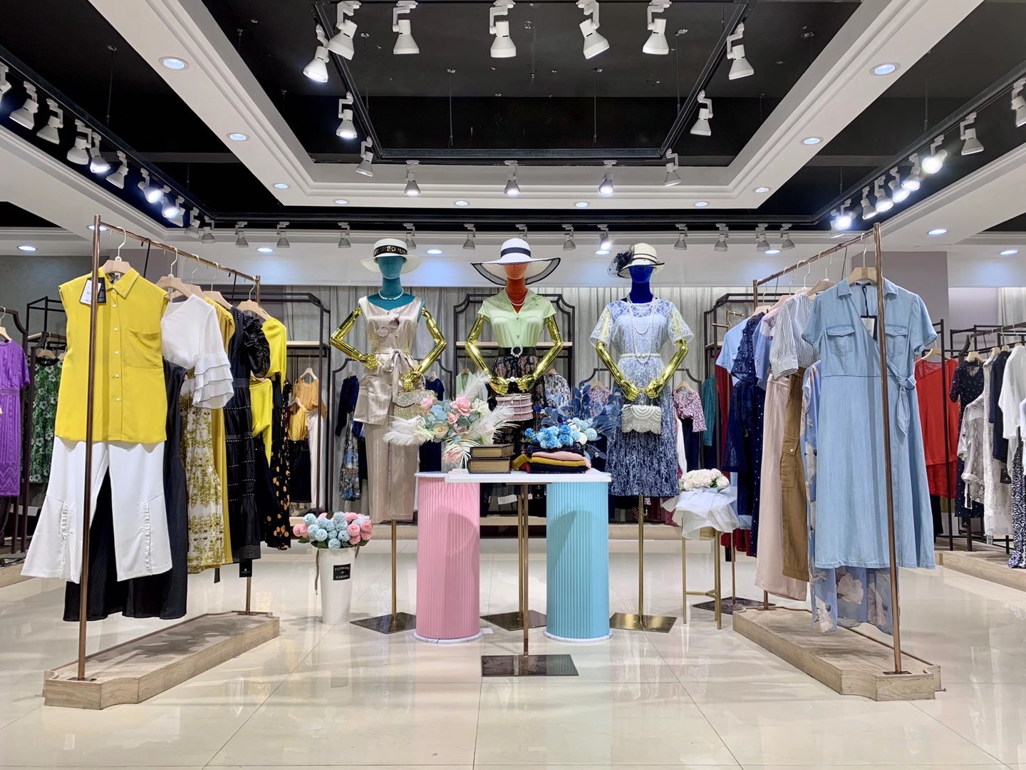 廣州知 名品牌西娜維思2022夏品牌女裝折扣店尾貨貨源批發(fā)