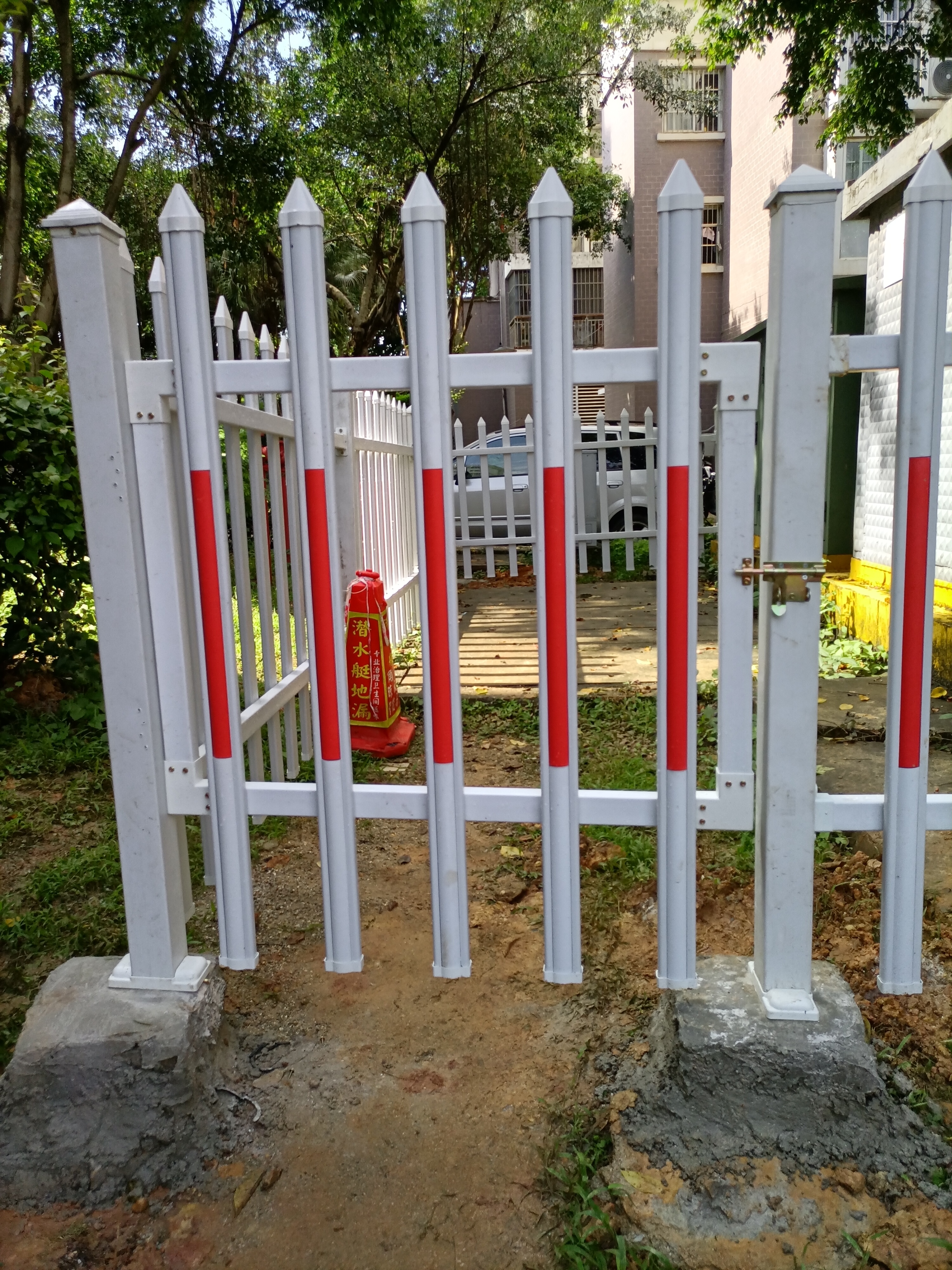 廣西pvc塑鋼護(hù)欄、崇左市變壓器圍欄、憑祥市配電箱圍欄 廣西護(hù)欄 護(hù)欄