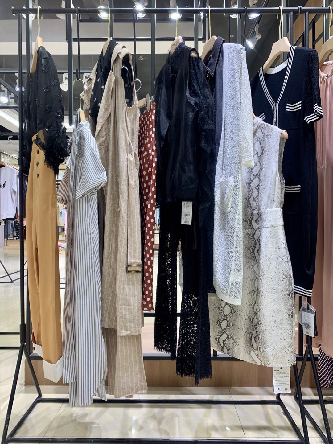 知 名品牌西娜維思2022夏品牌女裝折扣店尾貨貨源批發(fā)