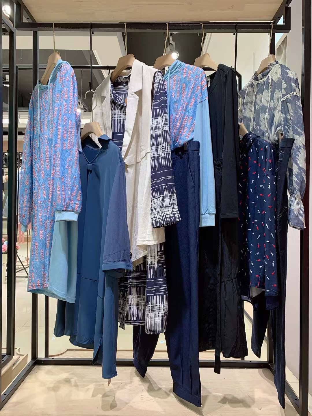 撤柜知 名品牌 莉佳麗 2022品牌女裝折扣庫存貨源批發(fā)渠道