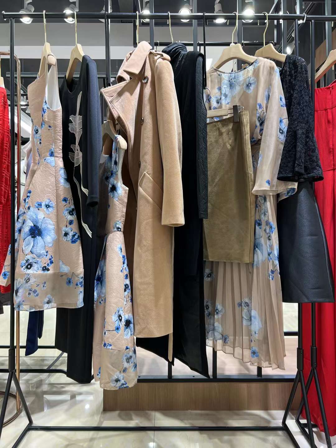 品牌撤柜女裝 朗黛國(guó)際2022廣州白云區(qū)的女裝尾貨批發(fā)市場(chǎng)在哪？