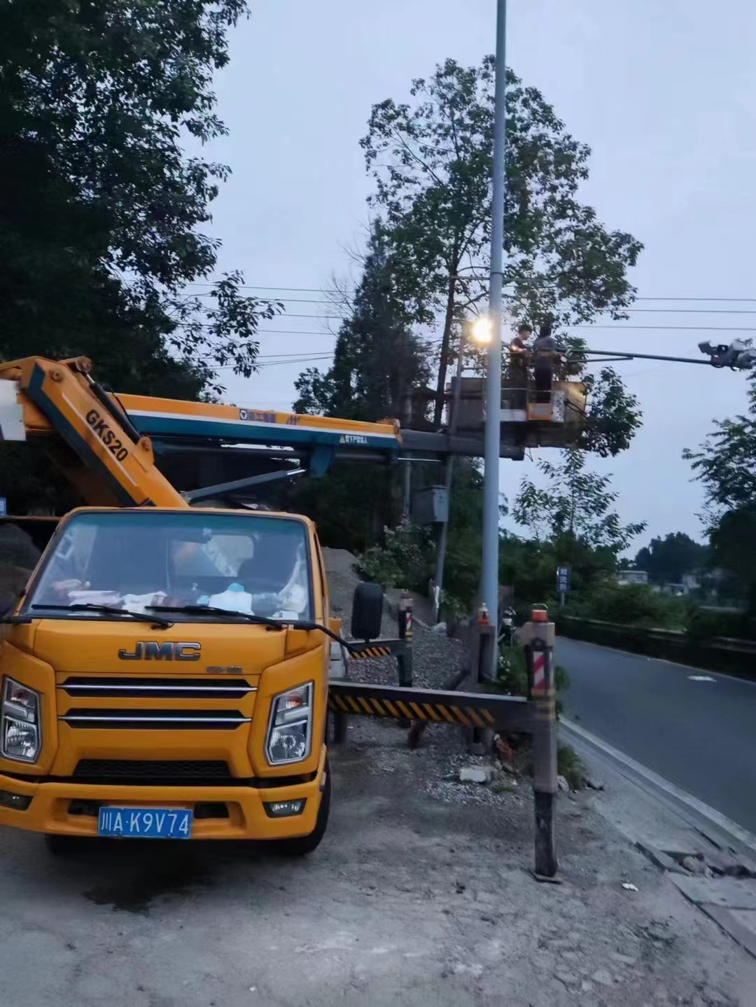 成都高空載人作業(yè)車出租橋梁檢測/隧道檢測用成航高空作業(yè)車