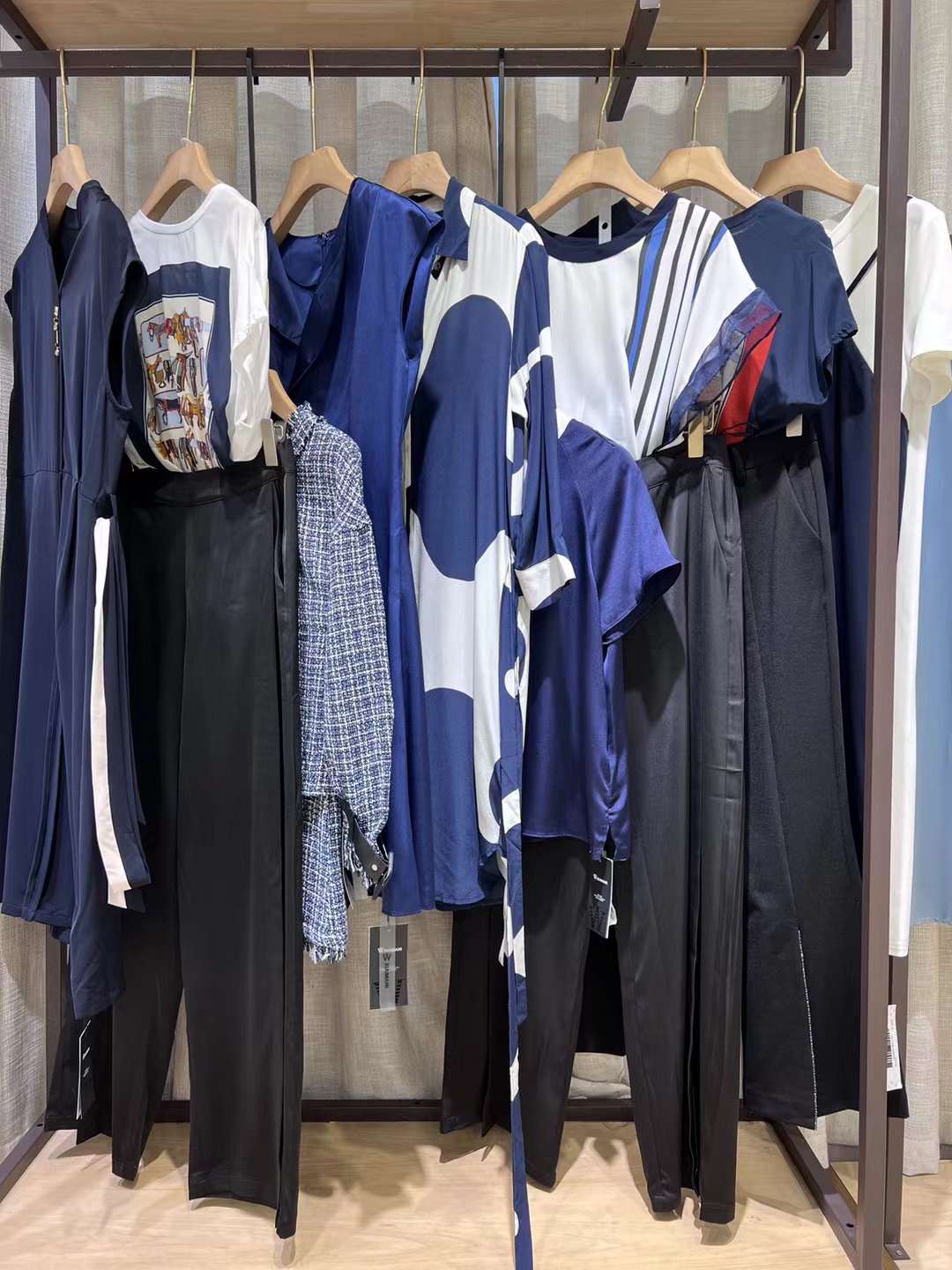 艾阿瑪尼秋高端奢華定制款女裝品牌撤柜一手貨源 供應(yīng)品牌折扣尾貨批發(fā)