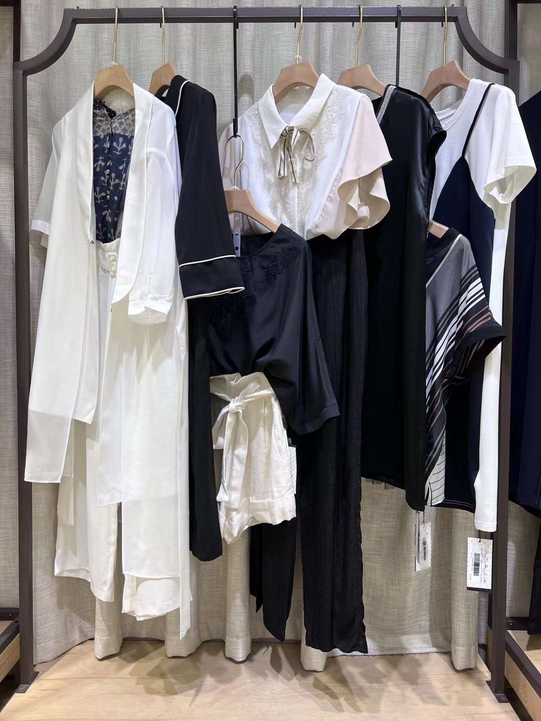 艾阿瑪尼秋高端奢華定制款女裝品牌撤柜一手貨源 供應(yīng)品牌折扣尾貨批發(fā)