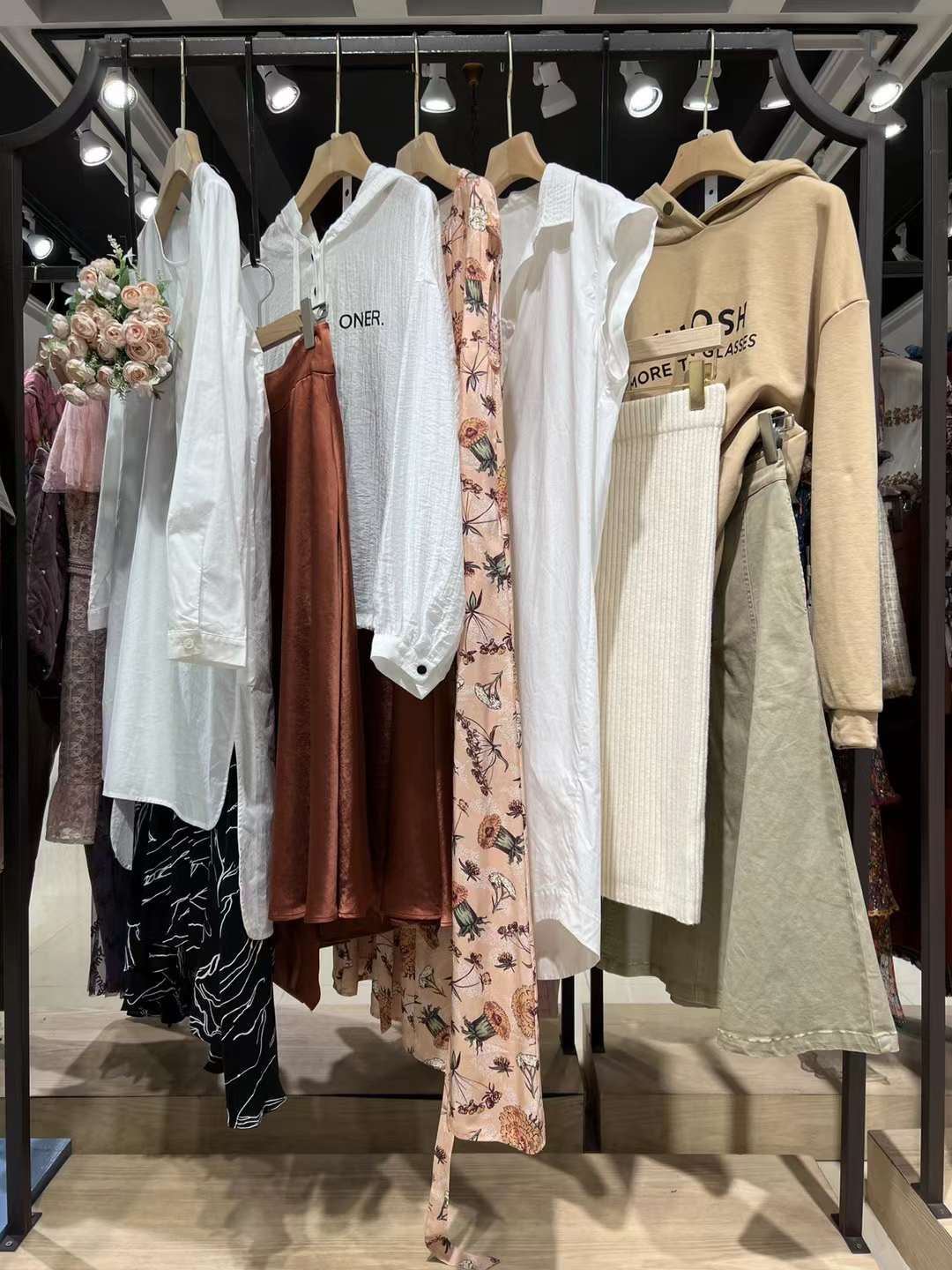 【圖拉】2022秋 深圳高 端設(shè)計(jì)師品牌直女裝播實(shí)體貨源專柜折扣批發(fā)