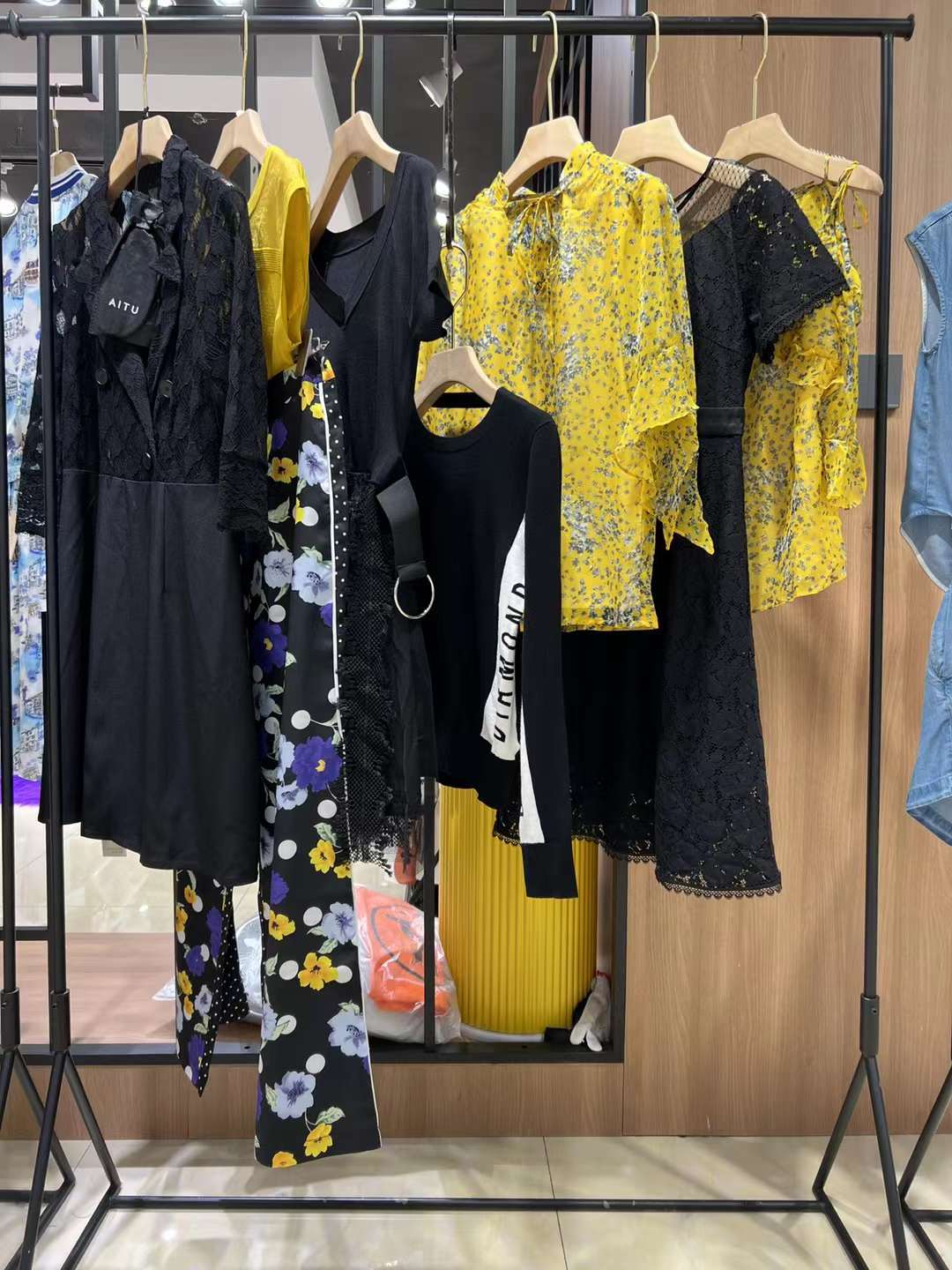 撤柜女裝 艾爾麗斯22秋快手直播間女裝服裝尾貨貨源進(jìn)貨渠道