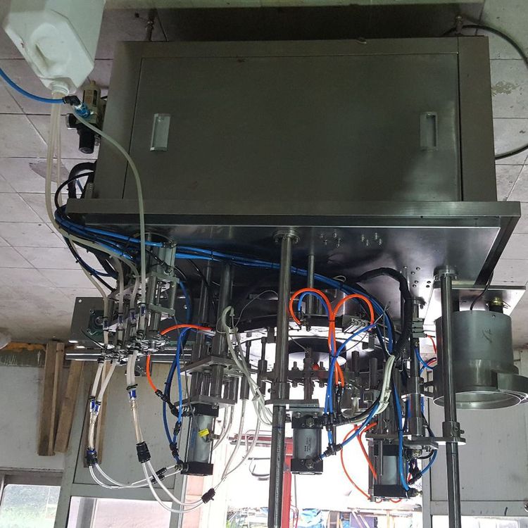 【灌裝機(jī)】跟蹤式旋蓋機(jī)  醫(yī)藥行業(yè)灌裝機(jī)礦泉水/飲料