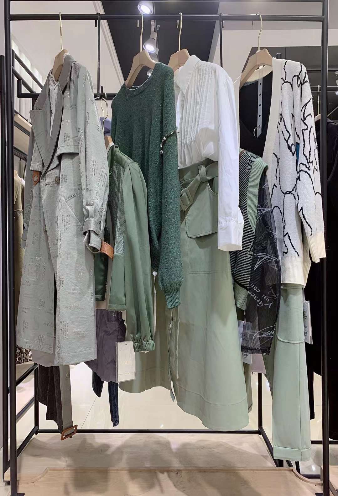 品牌折扣女裝 紀(jì)優(yōu)希2022 秋冬  剪標(biāo)撤柜高端 品牌女裝庫(kù)存尾貨清倉(cāng)市場(chǎng)