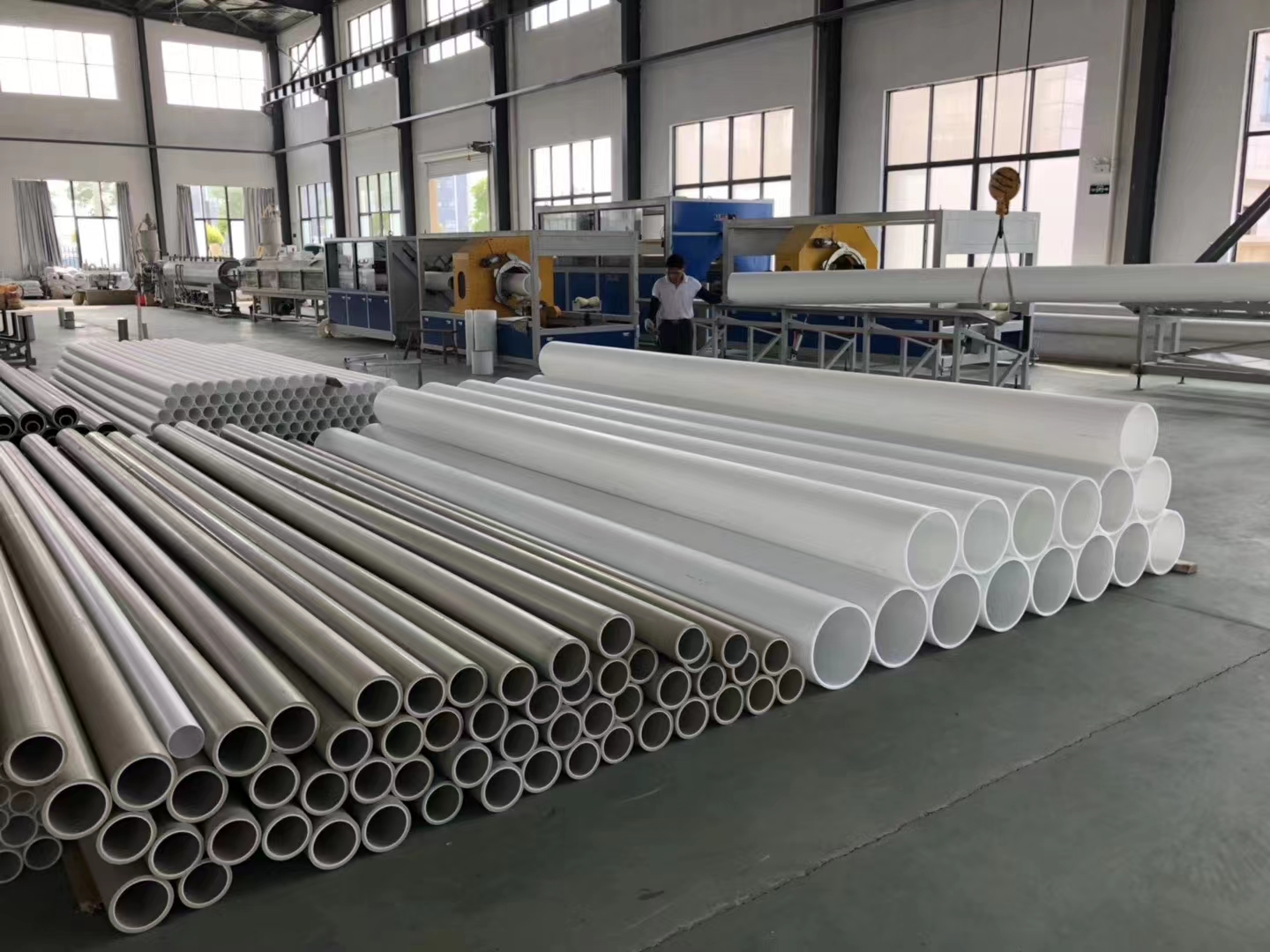 大量供應(yīng)塑料管道工業(yè)PVDF管加厚工業(yè)PVDF管道 pvdf管  通風(fēng)PVDF管道
