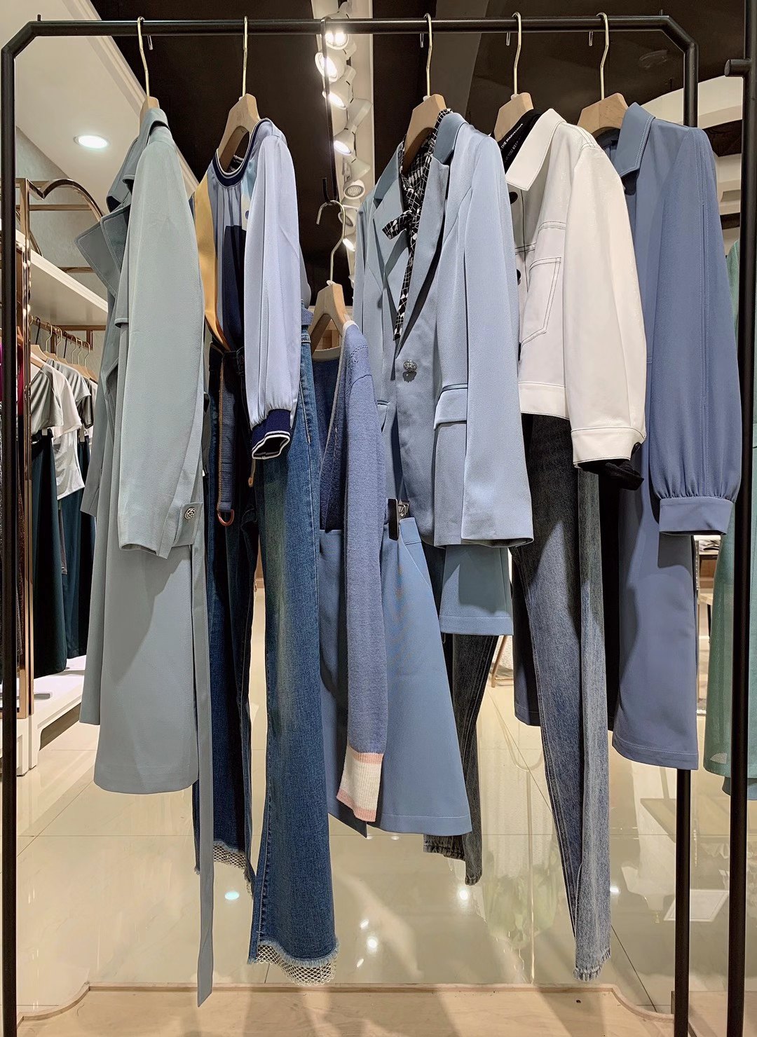 撤柜女裝貨源 珞娜2022秋品牌折扣女裝尾貨庫存批發(fā)供應(yīng)鏈