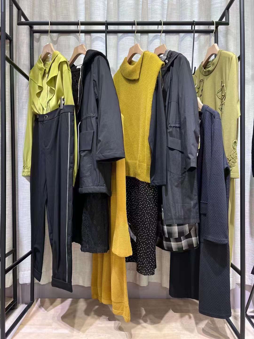 香港時尚大碼女裝品牌【莉佳麗】22秋冬實體店直播間品牌折扣女裝專柜撤柜批發(fā)貨源