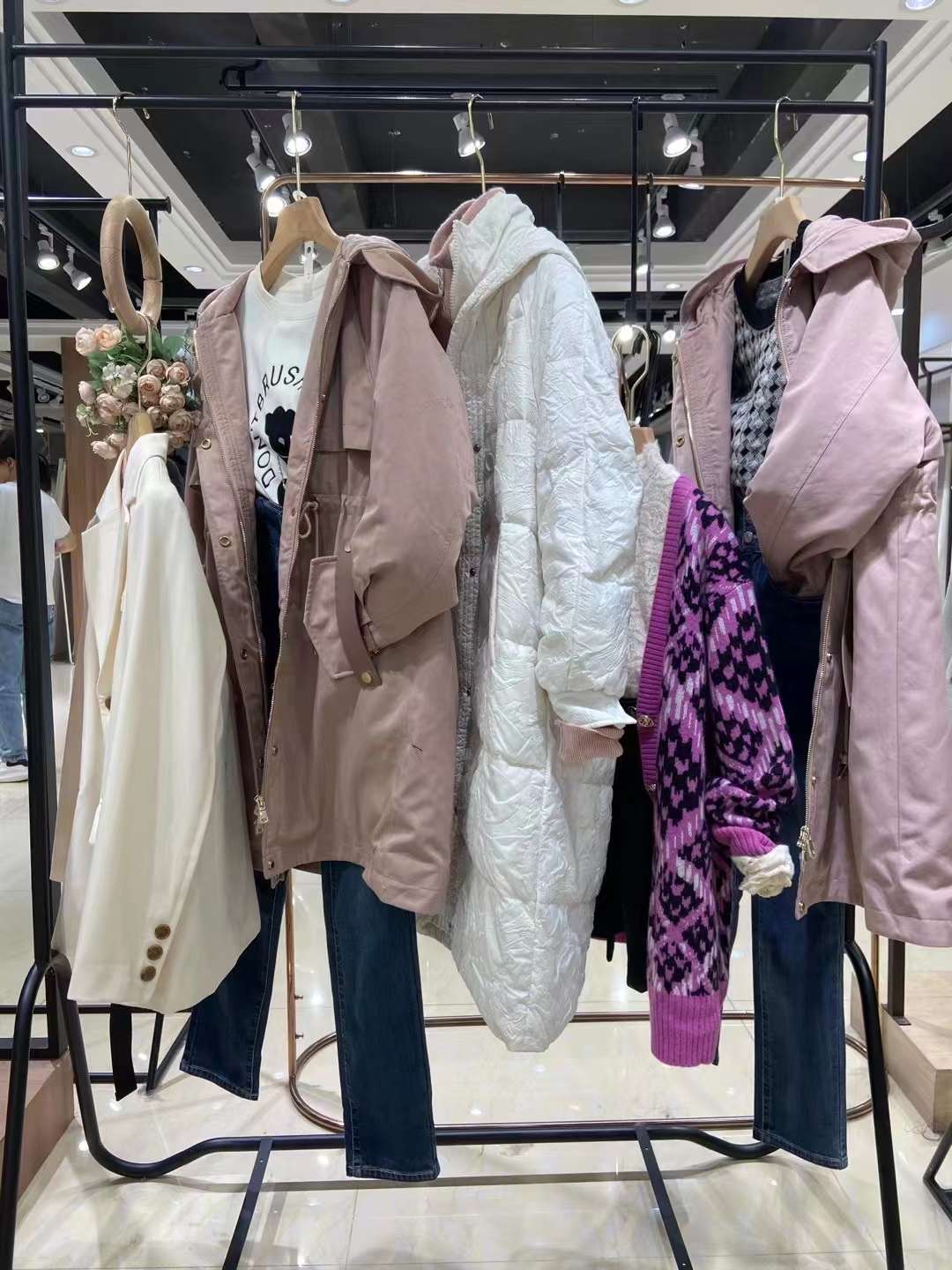 三彩3COLOUR22冬專柜剪標(biāo)女裝折扣店直播折扣一折批發(fā)拿貨渠道