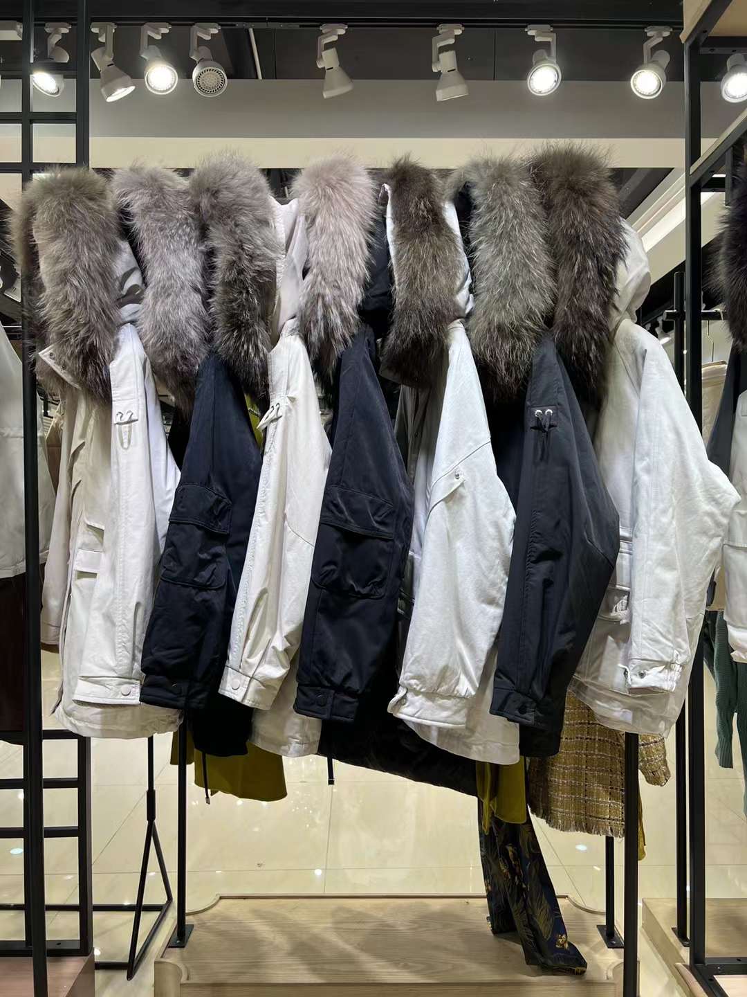 撤柜折扣女裝 晨晨國(guó)際派克服2022冬 剪標(biāo)撤柜高端 品牌女裝庫(kù)存尾貨清倉(cāng)市場(chǎng)