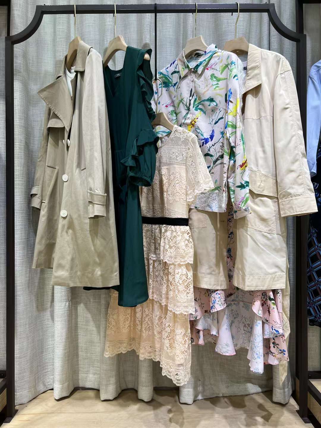 正 品女裝尾貨 艾托奧2022秋專柜撤柜剪標女裝尾貨直播廠家直 供基地