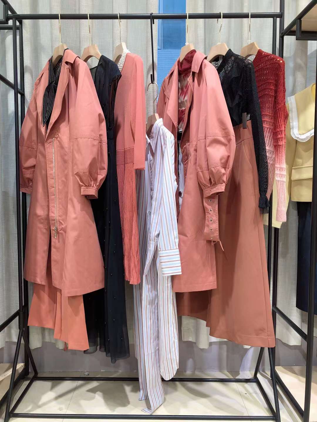 專柜廠家女裝 郁香菲2022秋正 品剪標(biāo)女裝清倉批發(fā)貨源低 價是多少？