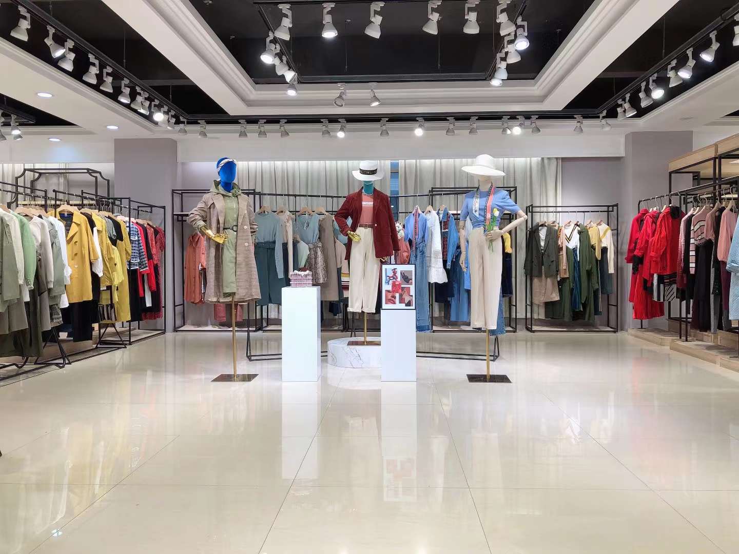 專柜廠家女裝 郁香菲2022秋正 品剪標(biāo)女裝清倉批發(fā)貨源低 價是多少？