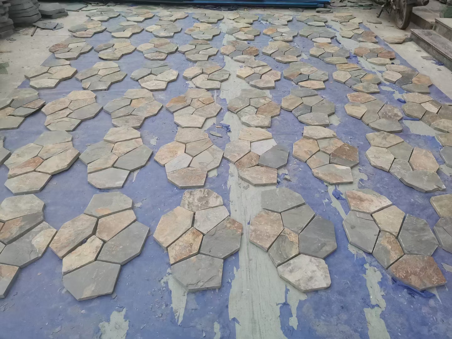 湖南板巖蘑菇石文化石銹石碎拼廠價(jià)批發(fā)外墻文化石蘑菇石天然銹石亂形碎拼圍墻