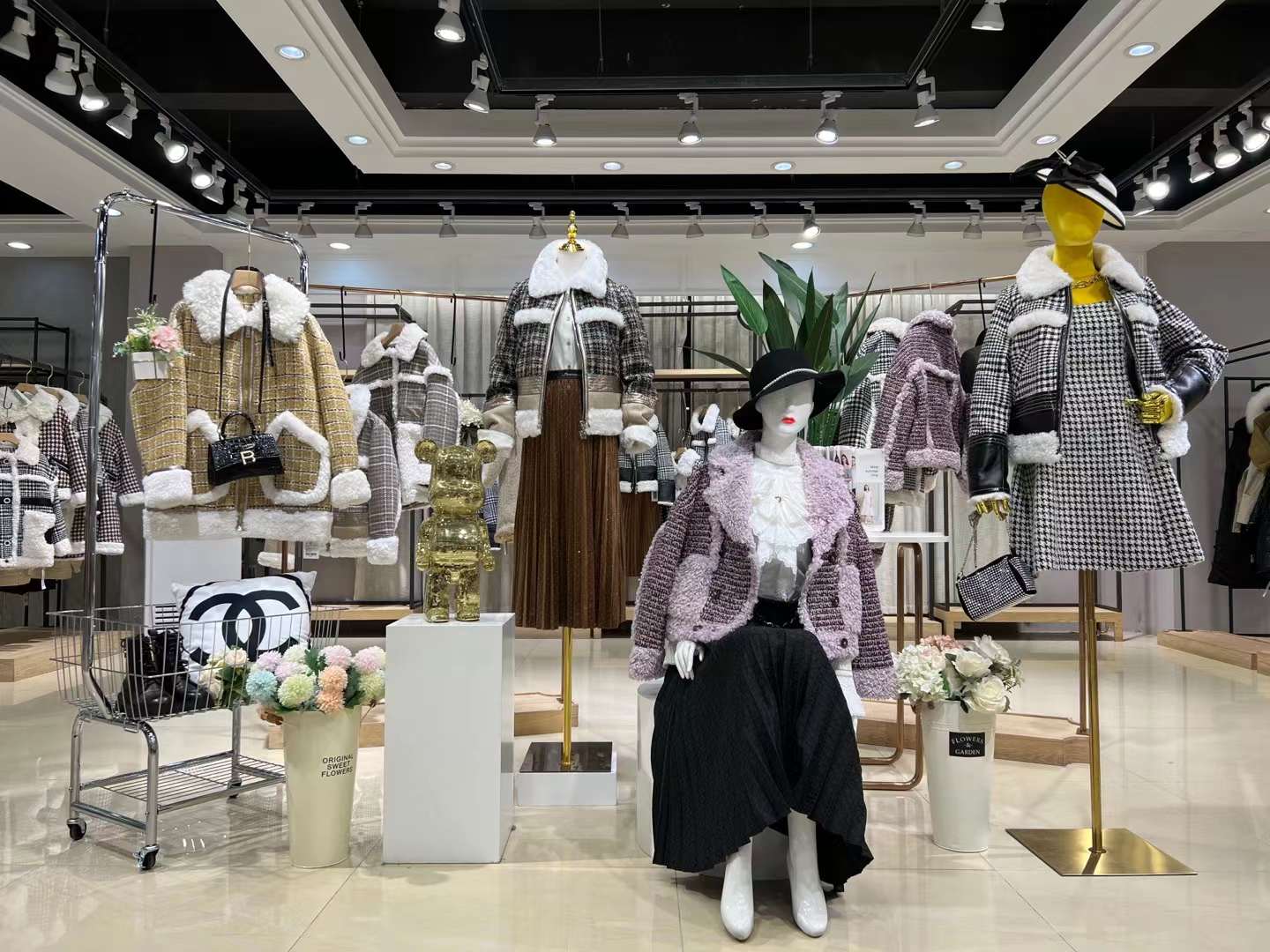 品牌折扣女裝 香影外套2022冬 國際品牌女裝尾貨有哪些批發(fā)貨源渠道？