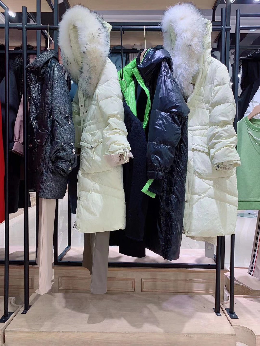 實(shí)體店品牌女裝是正 品嗎批發(fā)貨源哪里有？品牌女裝 卡拉貝斯2022冬