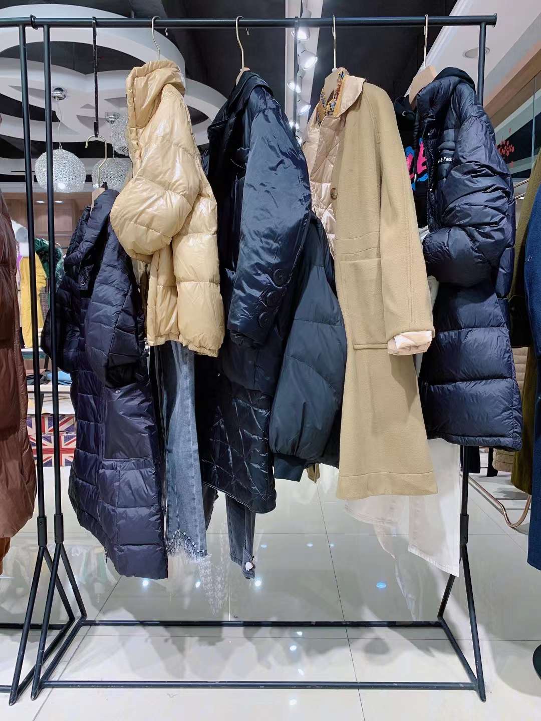 品牌折扣女裝尾貨雜款一手貨源批發(fā)供應(yīng)鏈 蒂言2022冬
